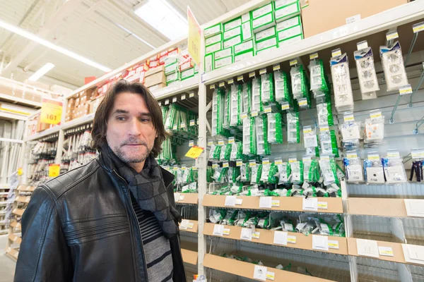 MOSCOW, RUSSIA - MARCH 03, 2015. man makes purchase of Leroy Merlin Store. Leroy Merlin is a French home-improvement and gardening retailer serving thirteen countries — Stock Photo, Image