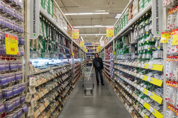 MOSCÚ, RUSIA - 03 DE MARZO DE 2015. hombre hace la compra de Leroy Merlin Store. Leroy Merlin es un minorista francés de jardinería y mejoras para el hogar que atiende a trece países —  Fotos de Stock