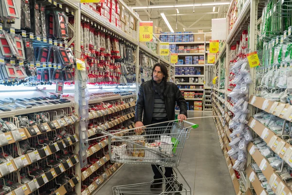 MOSCA, RUSSIA - MARZO 03, 2015. uomo fa l'acquisto di Leroy Merlin Store. Leroy Merlin è una casa-miglioramento francese e giardinaggio rivenditore che serve tredici paesi — Foto Stock