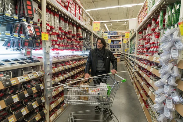 MOSCA, RUSSIA - MARZO 03, 2015. uomo fa l'acquisto di Leroy Merlin Store. Leroy Merlin è una casa-miglioramento francese e giardinaggio rivenditore che serve tredici paesi — Foto Stock