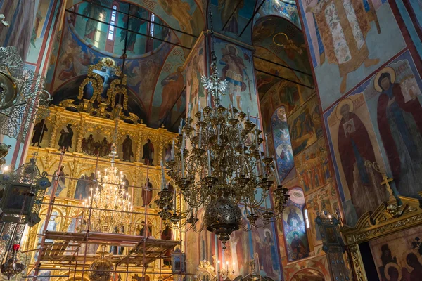 莫斯科，俄罗斯 2015 年 3 月 28 日。俄罗斯 ortodox 教会在圣三一士修道院，建立在 1585 年。谢尔盖夫，俄罗斯莫斯科市。圣母安息大教堂 — 图库照片