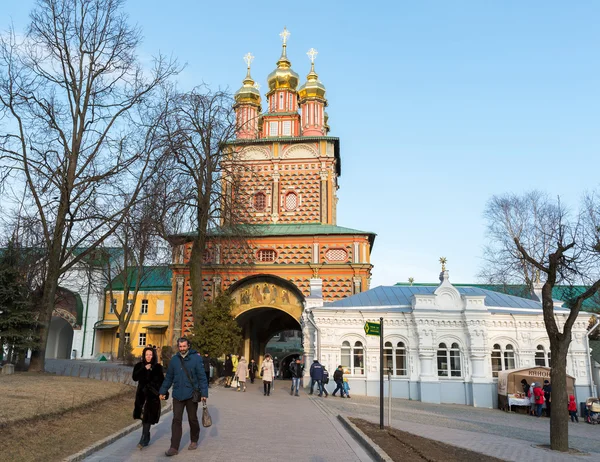 Sergiev Posad, Rusland-maart, 15, 2012. Klooster in Sergiev Posad in de Moskou regio. Het werd gebouwd in de 14e eeuw — Stockfoto