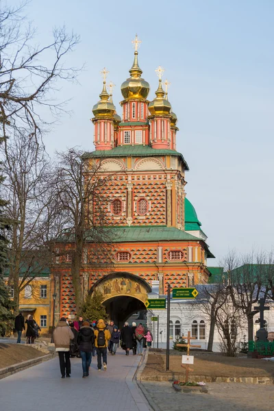 Sergiev Posad, RÚSSIA-MARÇO, 15, 2012. Mosteiro em Sergiev Posad na região de Moscou. Foi construído no século XIV. — Fotografia de Stock