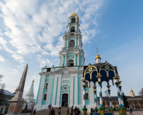 セルギエフ ・ ポサード, ロシア連邦 - 2015 年 3 月 28 日。ラドネジの聖なる三位一体聖セルギー修道院 - ロシアで最大の正教会の修道院での領土の聖セルギーの鐘楼. — ストック写真
