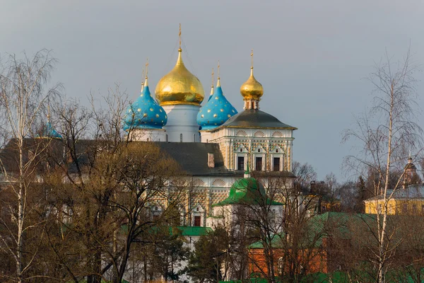 Moskova yakınlarındaki Sergiyev Posad büyük Trinity manastırda. Rusya'nın altın yüzük — Stok fotoğraf