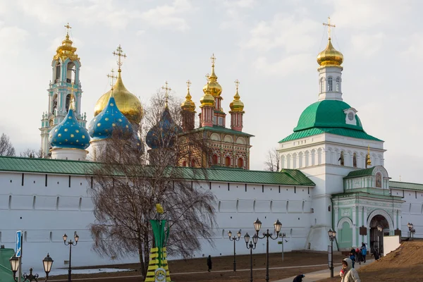 Sergiev Posad, Rusia - 28 de marzo de 2015. El gran monasterio de la Trinidad en Sergiyev Posad cerca de Moscú. Anillo de oro de Rusia —  Fotos de Stock