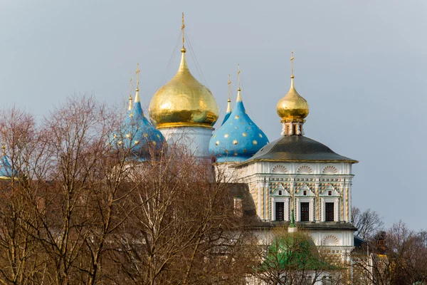El gran monasterio de la Trinidad en Sergiyev Posad cerca de Moscú. Anillo de oro de Rusia —  Fotos de Stock