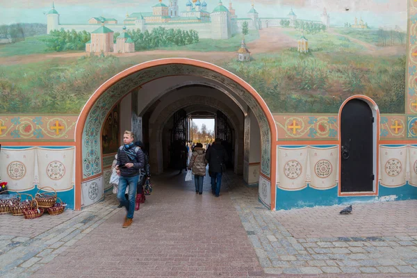 Sergiev Posad, RÚSSIA-MARÇO, 15, 2012. Mosteiro em Sergiev Posad na região de Moscou. Foi construído no século XIV. — Fotografia de Stock