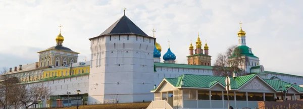 Sergiev Posad, Russia-15 marzo 2012. Monastero di Sergiev Posad nella regione di Mosca. Fu costruita nel XIV secolo. — Foto Stock