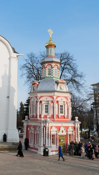 Снежный Посад, РОССИЯ-МАРТ, 15 марта 2012 года. Монастырь в Сергиевом Посаде в Московской области. Построен в XIV веке. — стоковое фото