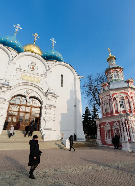 Sergiev Posad, RUSIA-MARZO, 15 de marzo de 2012. Monasterio en un Posad Sergiev en la región de Moscú. Fue construido en el siglo XIV —  Fotos de Stock