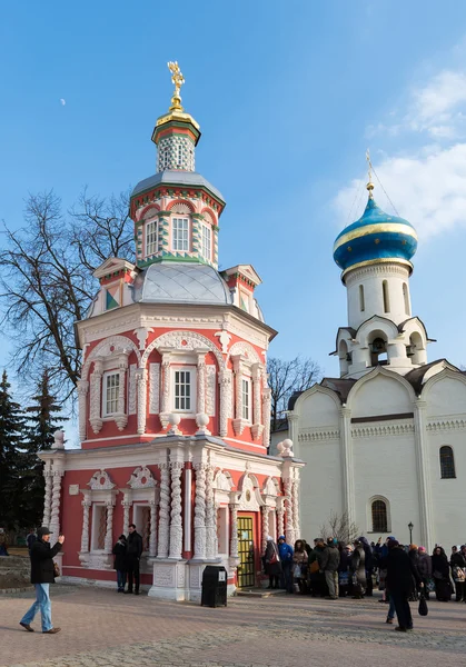 Sergiev Posad, RÚSSIA-MARÇO, 15, 2012. Mosteiro em uma Posada de Sergiev na região de Moscou. Foi construído no século XIV. — Fotografia de Stock