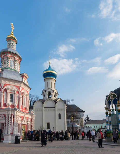 Sergiev Posad, Russia-15 marzo 2012. Monastero in un Sergiev Posad nella regione di Mosca. Fu costruita nel XIV secolo. — Foto Stock