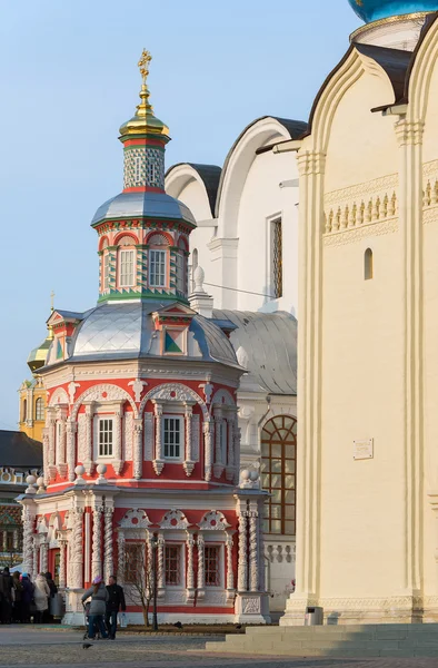 Sergiev Posad, Rusia - 28 de marzo de 2015. El gran monasterio de la Trinidad en Sergiyev Posad cerca de Moscú. Anillo de oro de una Rusia —  Fotos de Stock