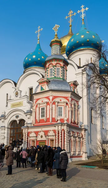 Sergiev Posad, Rusia - 28 de marzo de 2015. El gran monasterio de la Trinidad en Sergiyev Posad cerca de Moscú. Anillo de oro de una Rusia — Foto de Stock