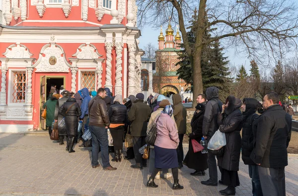 Sergiev Posad, Rusya Federasyonu - 28 Mart 2015. Moskova yakınlarındaki Sergiyev Posad büyük Trinity manastırda. Bir Rusya'nın altın yüzük — Stok fotoğraf