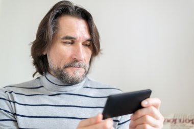 Adam Sms cep telefonu yazıyor.