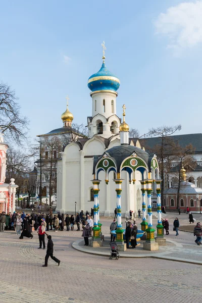 Sergiev Posad, Rusia - 28 de marzo de 2015. El gran monasterio de la Trinidad en Sergiyev Posad cerca de Moscú. Anillo de oro de Rusia —  Fotos de Stock