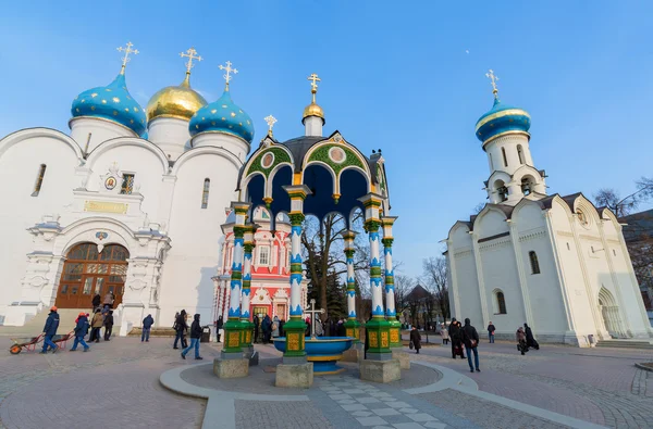 Sergiev Posad, Rusko - 28 března 2015. Velký kláštera Nejsvětější Trojice v Sergiyev Posad nedaleko Moskvy. Zlatý prsten z Ruska — Stock fotografie