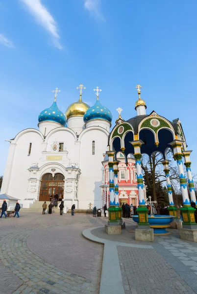 Sergiev Posad, Rusia - 28 de marzo de 2015. El gran monasterio de la Trinidad en Sergiyev Posad cerca de Moscú. Anillo de oro de Rusia — Foto de Stock