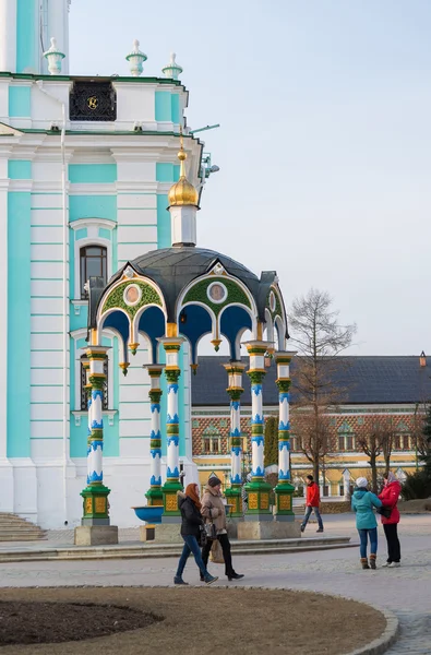 Sergiev Posad, Rusia - 28 de marzo de 2015. El gran monasterio de la Trinidad en Sergiyev Posad cerca de Moscú. Anillo de oro de Rusia — Foto de Stock