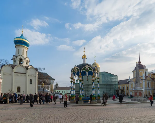 Sergiev Posad, Rusko - 28 března 2015. Velký kláštera Nejsvětější Trojice v Sergiyev Posad nedaleko Moskvy. Zlatý prsten z Ruska — Stock fotografie