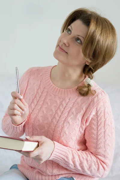 Pozitivní žena s Poznámkový blok a pero v ruce — Stock fotografie