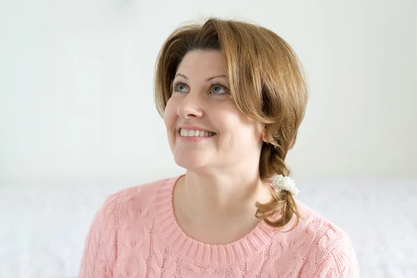 Portrét pozitivní ženy v růžový svetr — Stock fotografie