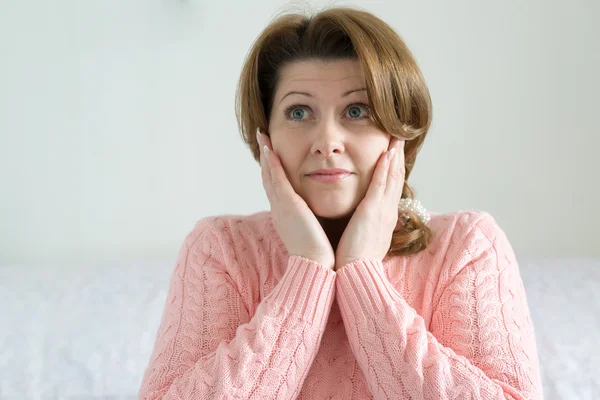 Retrato de mujer positiva en suéter rosa — Foto de Stock