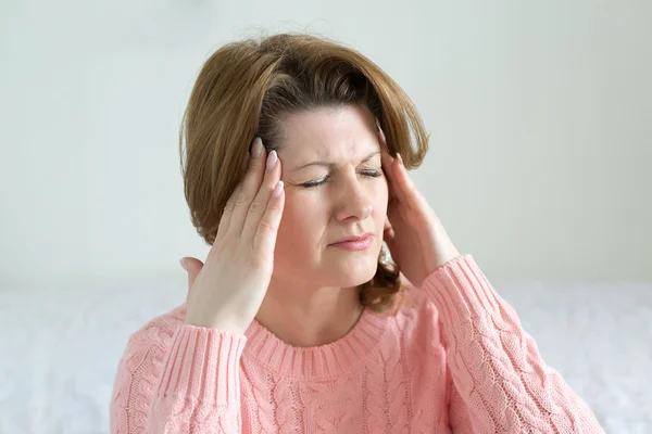 Donna che si tiene per mano testa, depressione, dolore, emicrania — Foto Stock