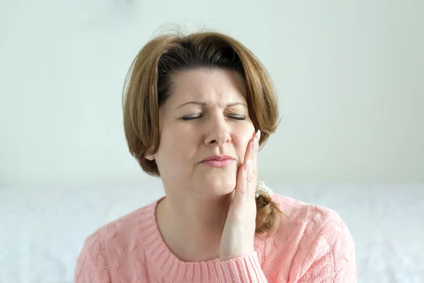痛みで若い女性は歯痛を持っています。 — ストック写真