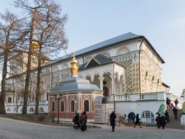 Sergiev Posad, Rusya Federasyonu - 28 Mart 2015. Moskova yakınlarındaki Sergiyev Posad büyük teslis Manastırı. Bir Rusya'nın altın yüzük