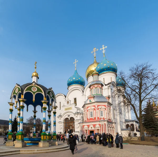Sergiev Posad, Rusia - 28 de marzo de 2015. gran monasterio de la Trinidad en Sergiyev Posad cerca de Moscú. Anillo de oro de una Rusia — Foto de Stock