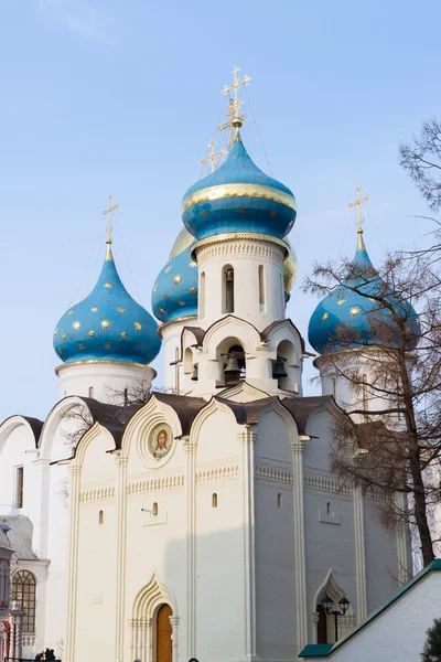 Velký kláštera Nejsvětější Trojice v Sergiyev Posad nedaleko Moskvy. Zlatý prsten z Ruska — Stock fotografie