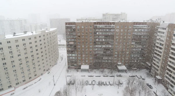 Sneeuwval op residentiële gebouw gevel achtergrond. Winter stemming — Stockfoto