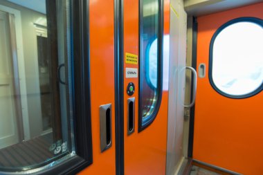 Bölme araba koridorda resmini