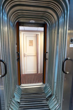 Bölme araba koridorda resmini