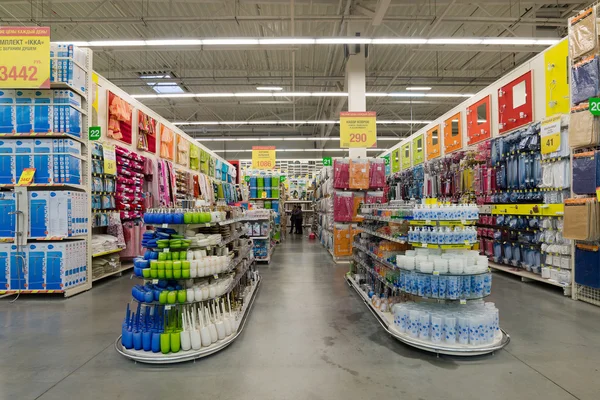 Moscow, Rusland - 03 maart 2015. Het interieur van Leroy Merlin winkel. Leroy Merlin is een Franse huis-verbetering en tuinieren detailhandelaar serveren dertien landen — Stockfoto