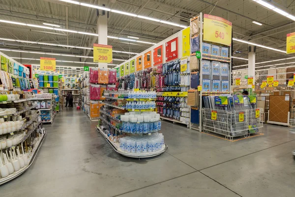 MOSCOW, RUSSIA MARCH 03, 2015 (dalam bahasa Inggris). Interior Leroy Merlin Store. Leroy Merlin adalah sebuah toko kelontong dan pengecer berkebun Prancis yang melayani 13 negara — Stok Foto