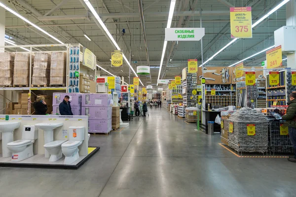 MOSCOW, RUSSIA - MARCH 03, 2015. The interior of Leroy Merlin Store. Leroy Merlin is a French home-improvement and gardening retailer serving thirteen countries — Stock Photo, Image