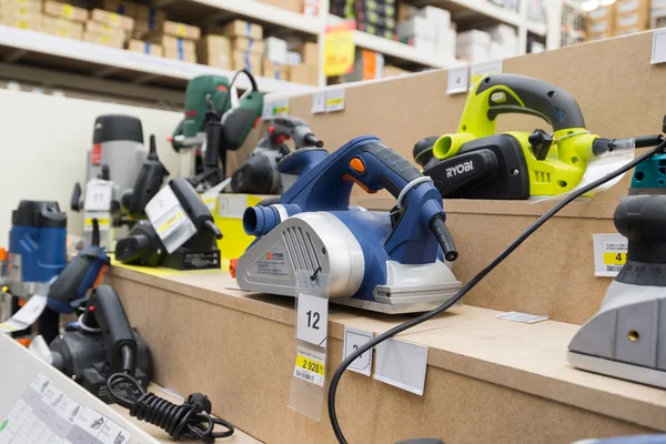 MOSCOU, RUSSIE - 03 MARS 2015. Instruments dans le magasin Leroy Merlin. Leroy Merlin est un détaillant français de rénovation et de jardinage desservant treize pays — Photo