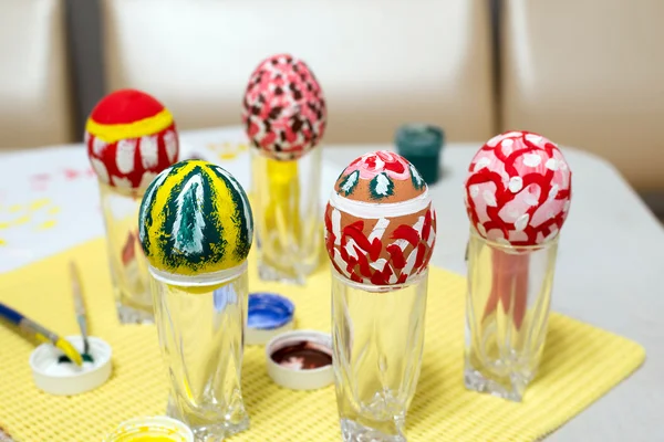 Ovos de Páscoa pintados com tintas manuais — Fotografia de Stock