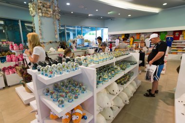 Istanbul, Türkiye - 20 Mart 2015. İnsan hediye Hatıra Dükkanı tercih ediyor