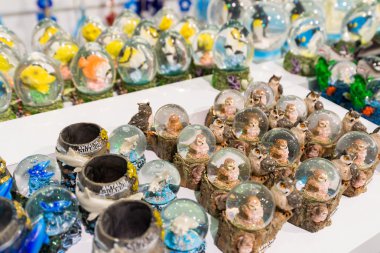 Istanbul, Türkiye - 20 Mart 2015. Geleneksel Doğu Hediyelik eşya dükkanı hediye Hediyeler