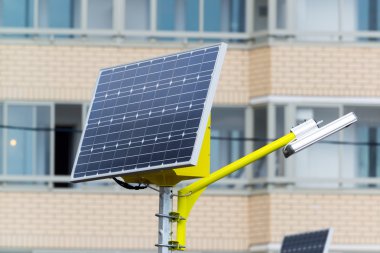 Sokak lambası güneş pil ile çalışır