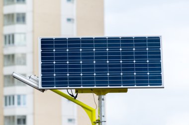 Sokak lambası güneş pil ile çalışır