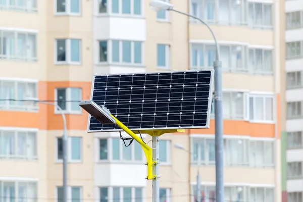 Lâmpada de rua alimentada por baterias solares — Fotografia de Stock