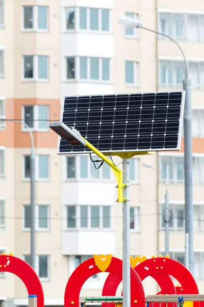Lâmpada de rua alimentada por baterias solares — Fotografia de Stock