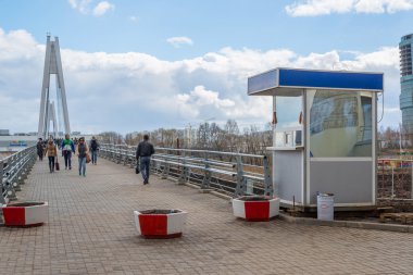 Krasnogorsk, Rusya Federasyonu - Nisan 18,2015. Yaya köprüsü inşa edilmiştir iki dikmesi her 41 m boyunda ölçüm. Dikmesi açıklıklı süspansiyon kadar tutun 28 düz kablo teller yardımıyla bağlı 