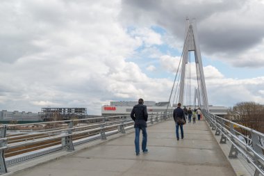 Krasnogorsk, Rusya Federasyonu - Nisan 18,2015. Yaya köprüsü inşa edilmiştir iki dikmesi her 41 m boyunda ölçüm. Dikmesi açıklıklı süspansiyon kadar tutun 28 düz kablo teller yardımıyla bağlı 
